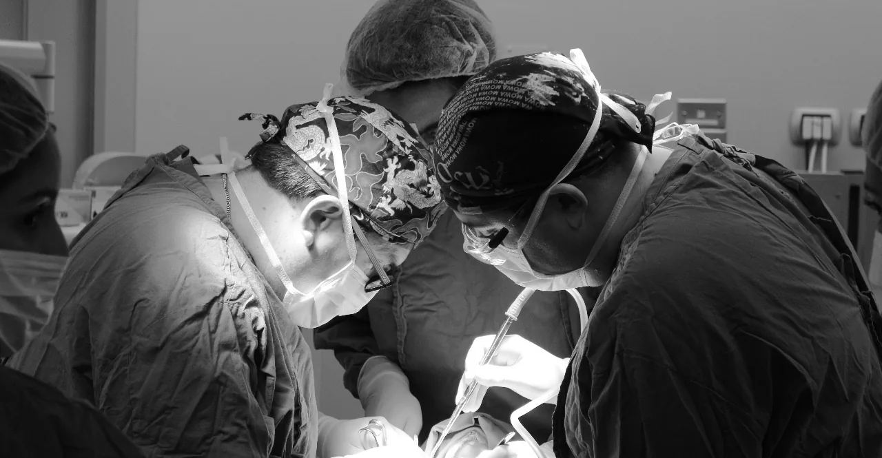 Equipo quirúrgico durante una cirugía maxilofacial en pabellón